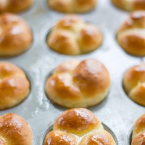 A pan of 60 minute dinner rolls.