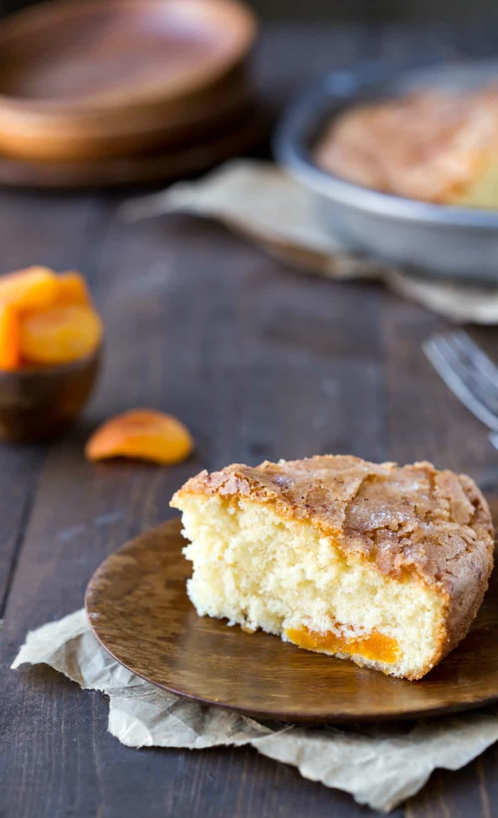 Apricot Kuchen next to a bowl with dried apricots.