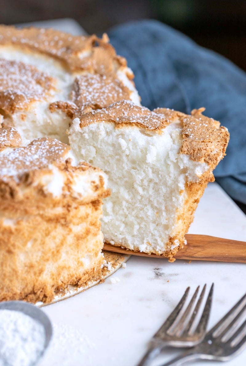 Angel food cake dusted with powdered sugar