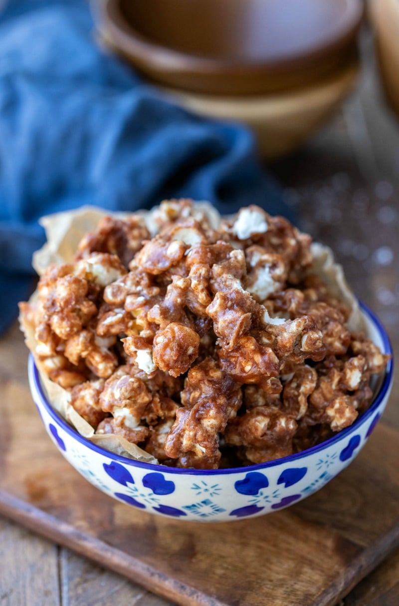 Cinnamon bun popcorn in a white and blue dish