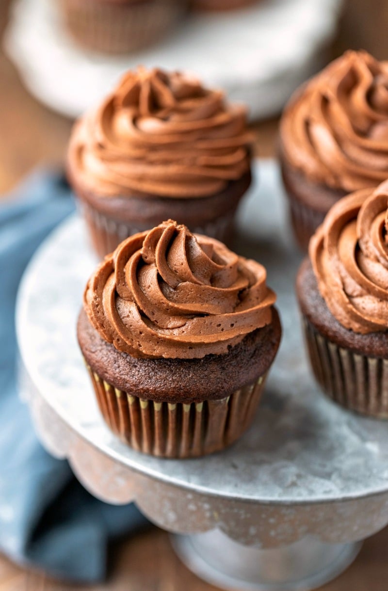 Easy Chocolate Cupcakes - I Heart Eating