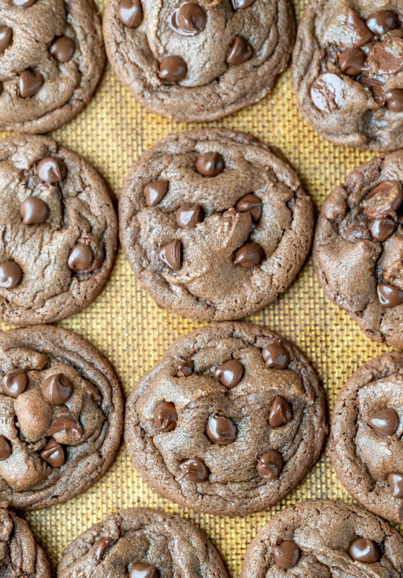 Nutella cookies on a silicone baking mat