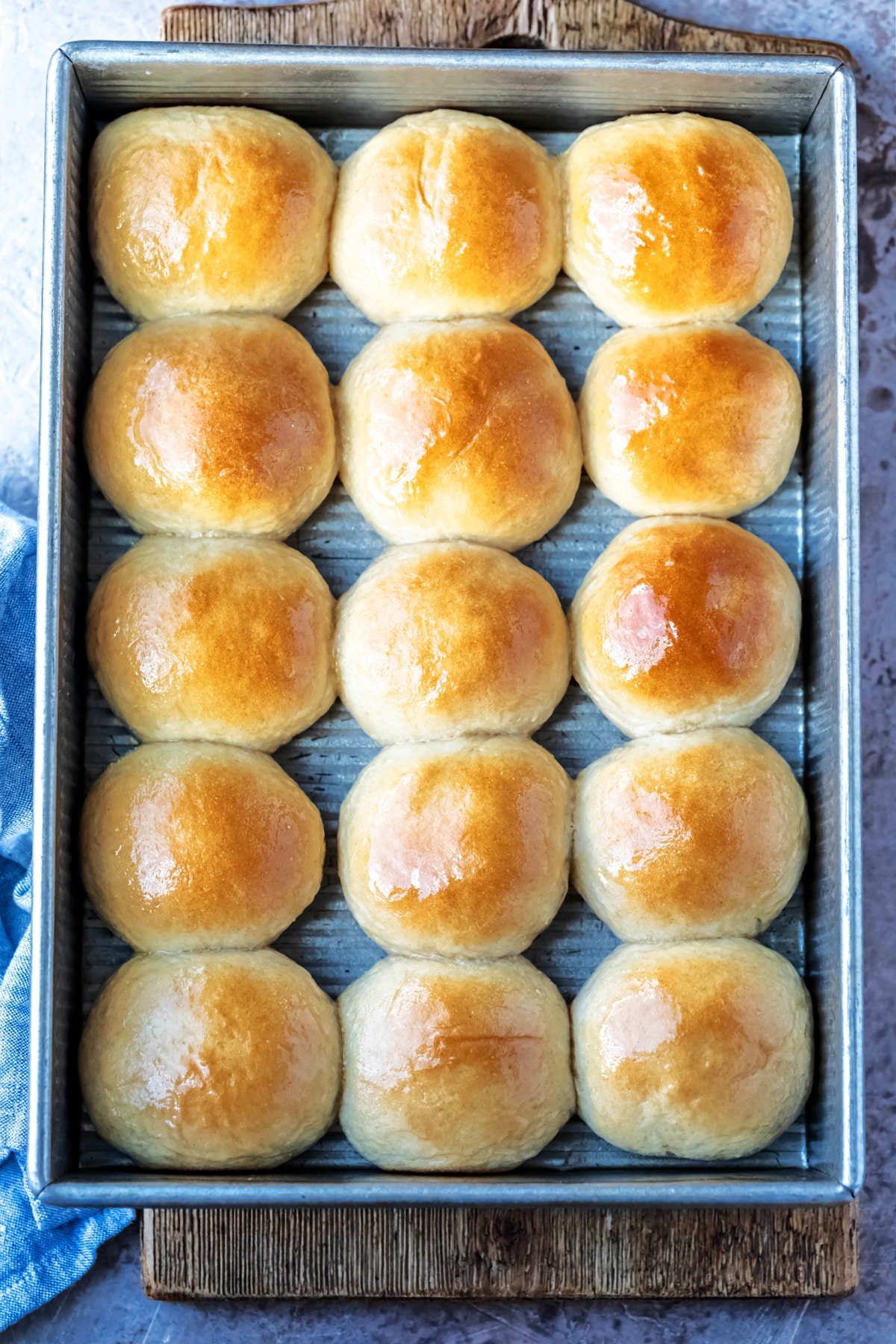 Fifteen dinner rolls in a metal baking pan