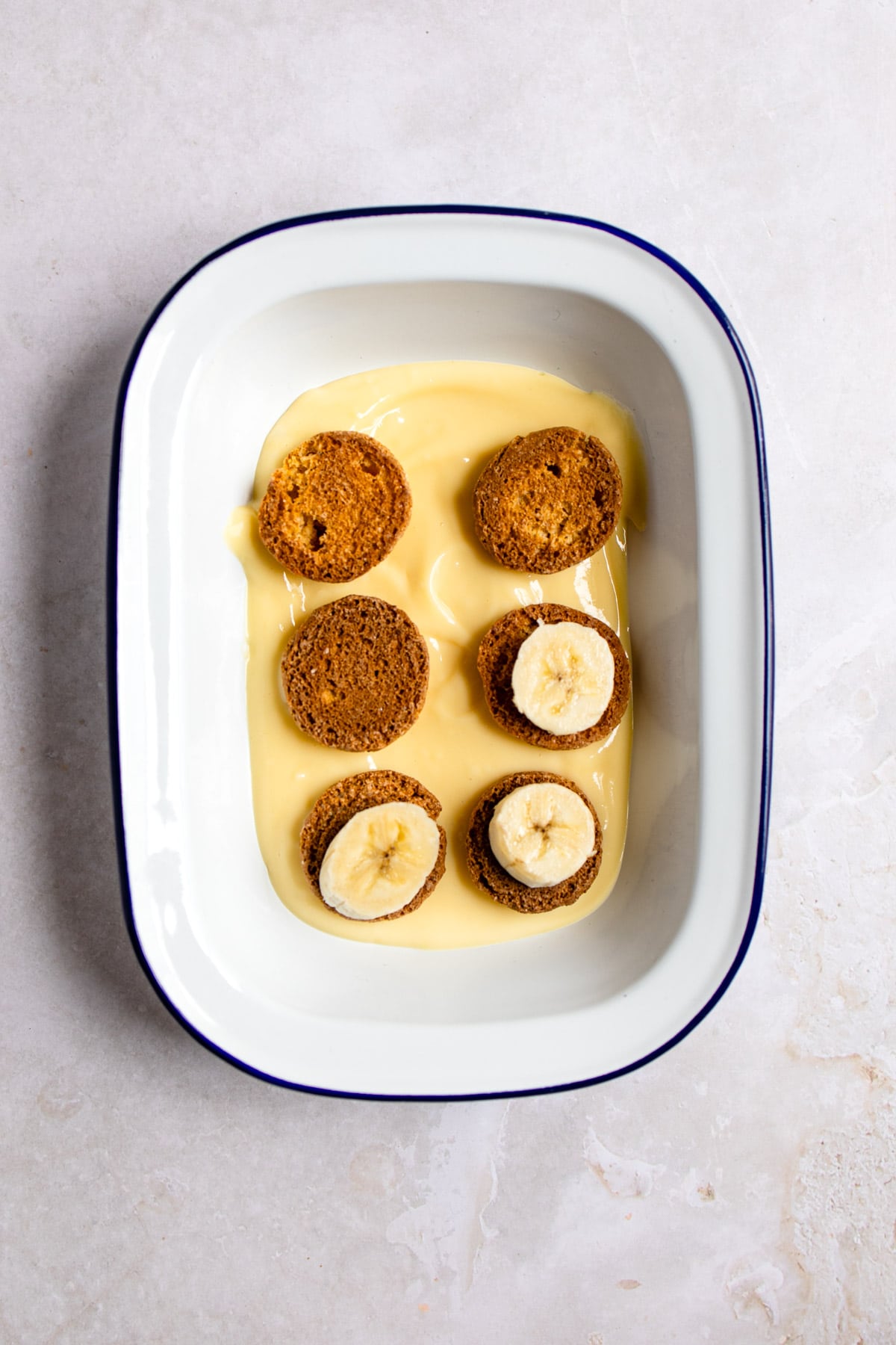 Vanilla pudding topped with nilla wafers and banana slices. 
