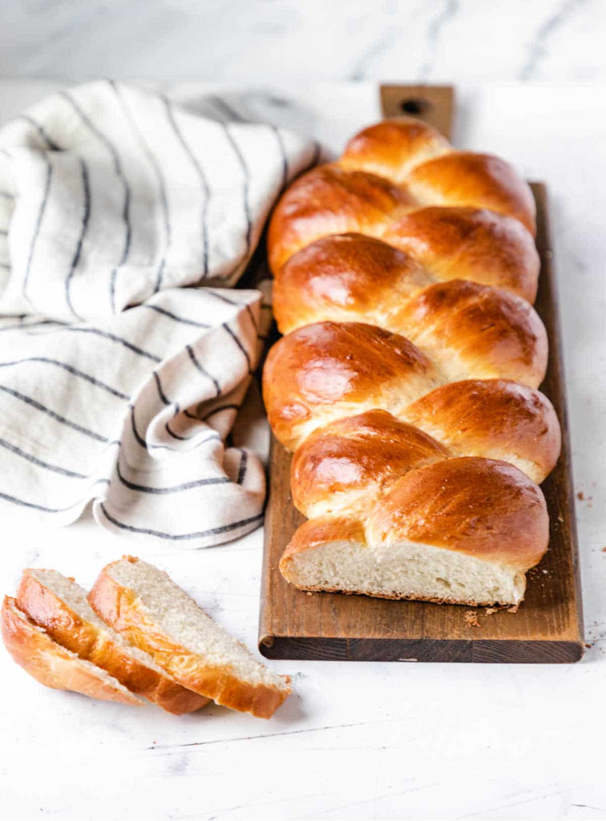 A loaf of braided bread on a cutting board. 