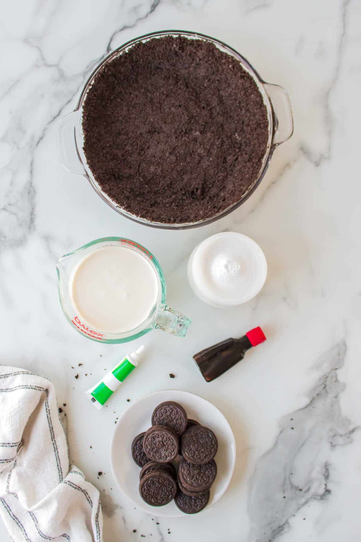 Ingredients for grasshopper pie in dishes.