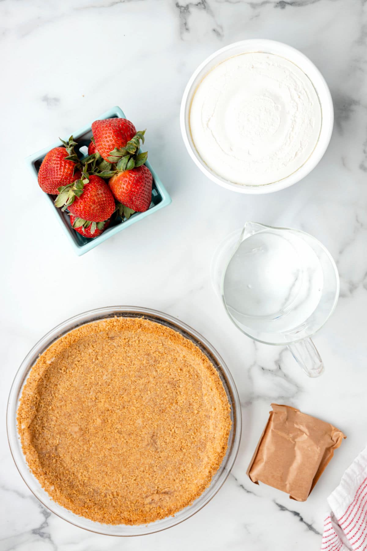 Ingredients for strawberry jello pie in dishes. 