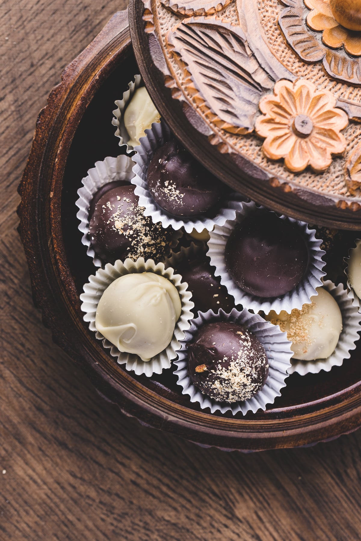 Pumpkin pie truffles in a wooden box. 