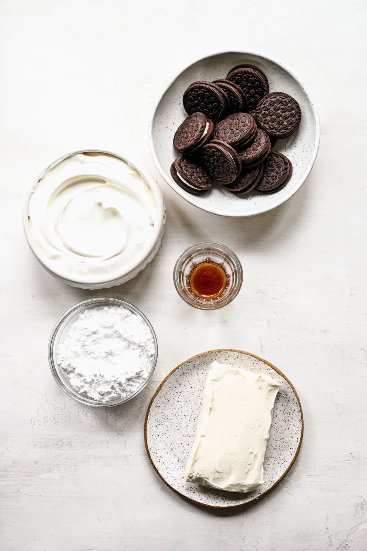 Ingredients for Oreo fluff in dishes. 