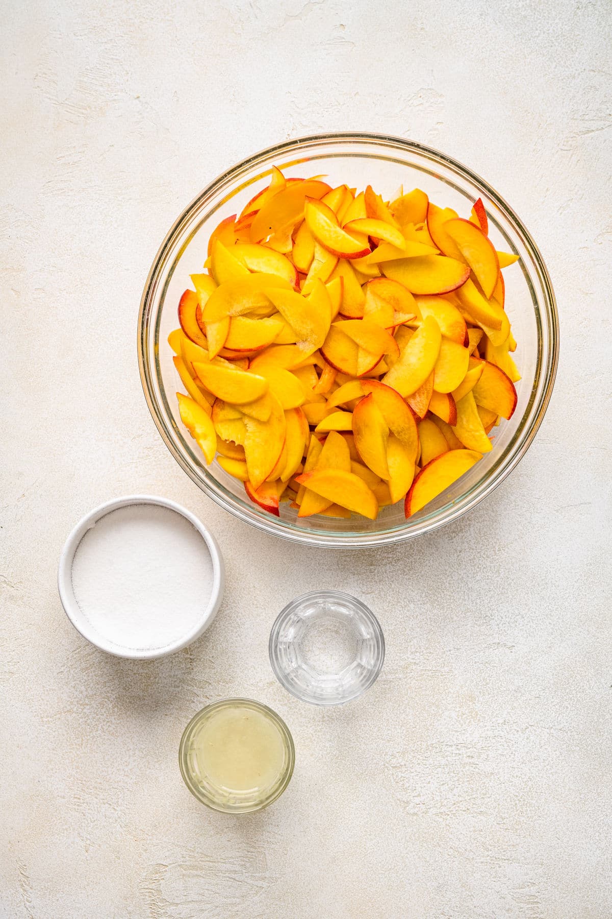 Ingredients for peach syrup in dishes. 