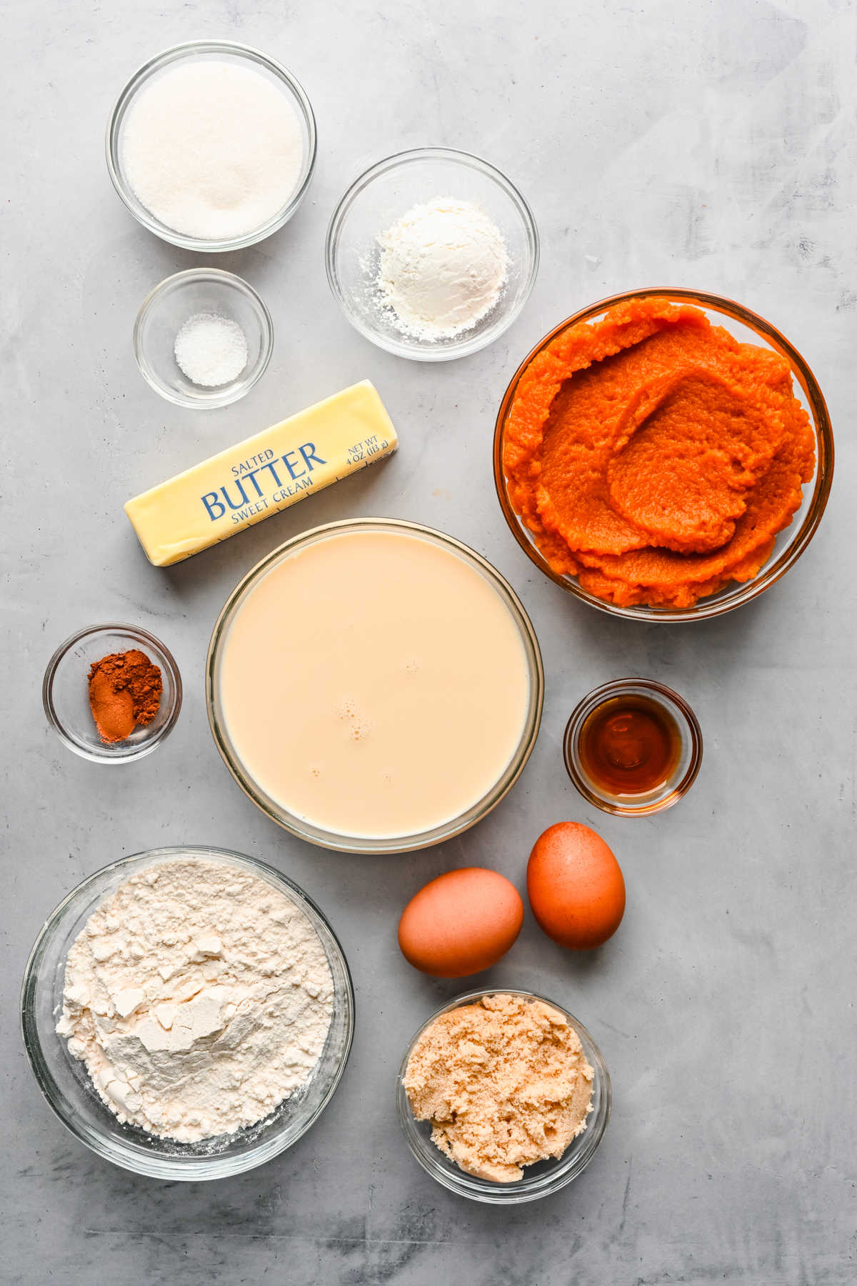 Ingredients for pumpkin pie bars in dishes.