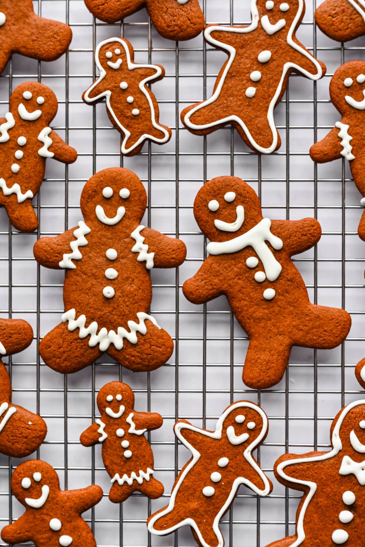 Decorated gingerbread men on a wire cooling rack.