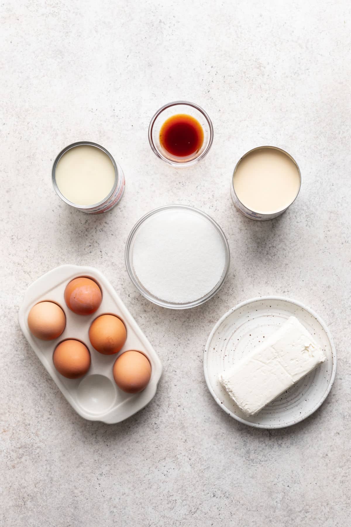 Ingredients for flan de queso in dishes.