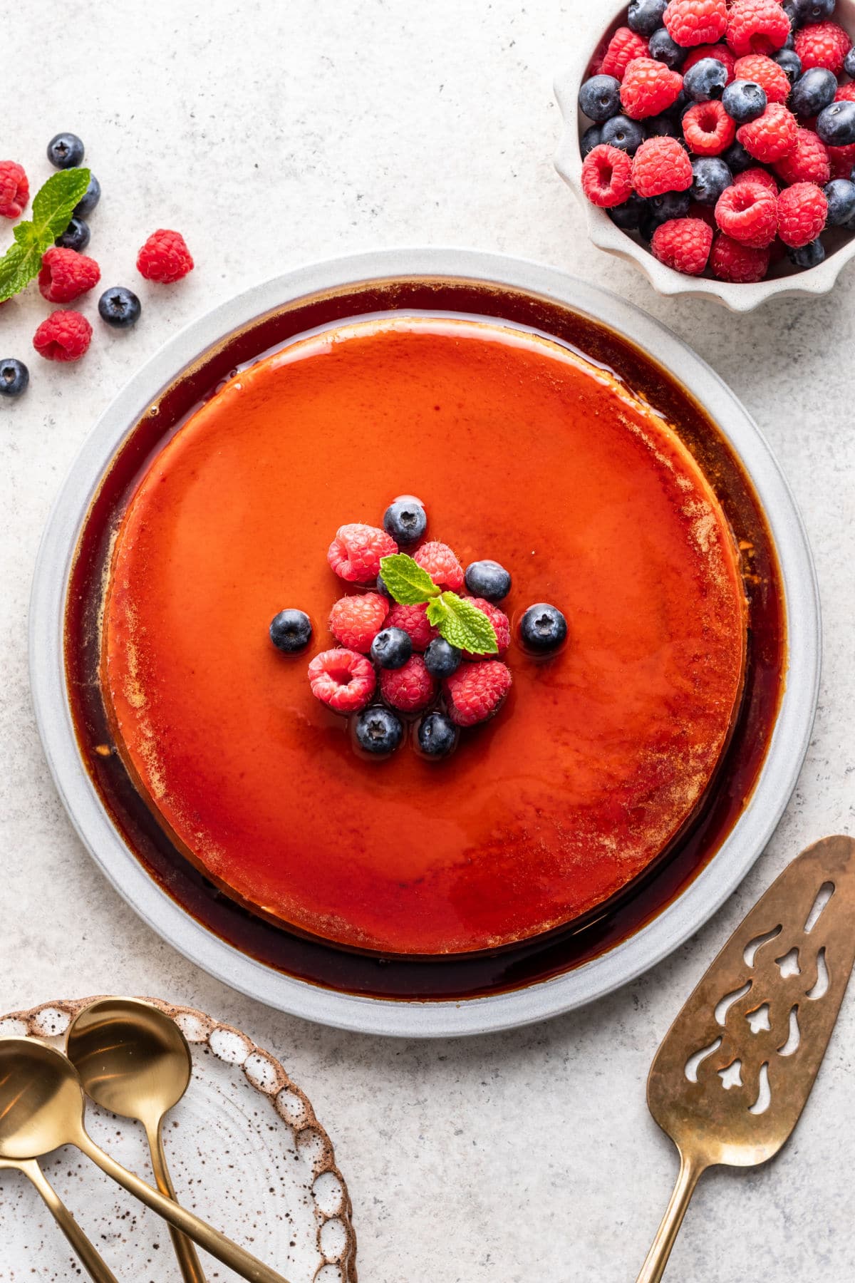 A baked flan de queso on a platter.