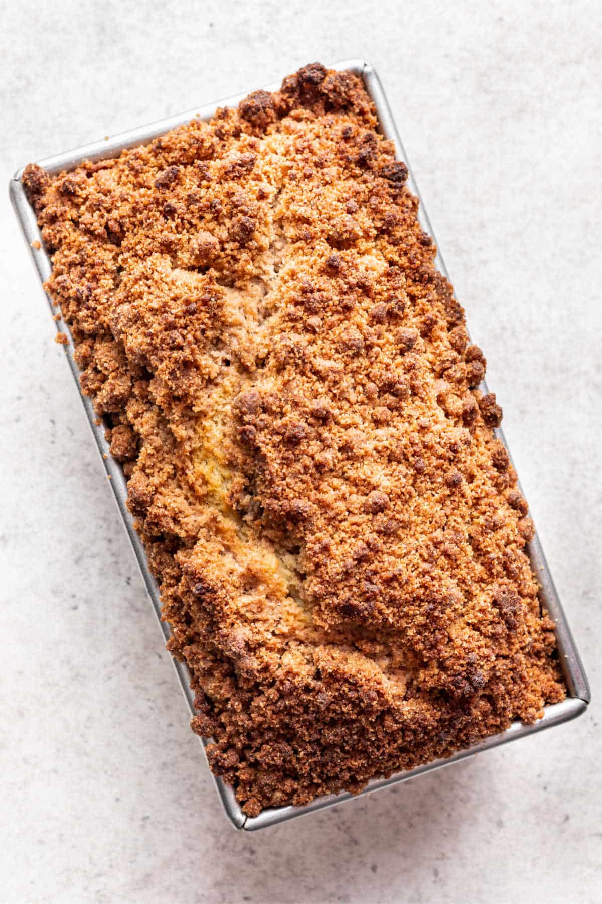 Gâteau de cobbler aux pêches cuit dans un moule à cake.