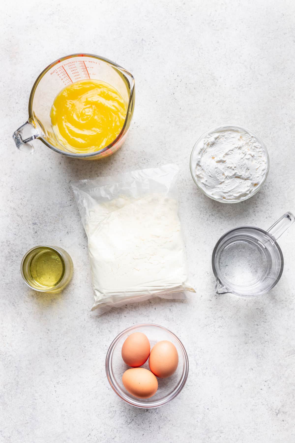 Ingrédients pour le gâteau poke citron dans des plats.