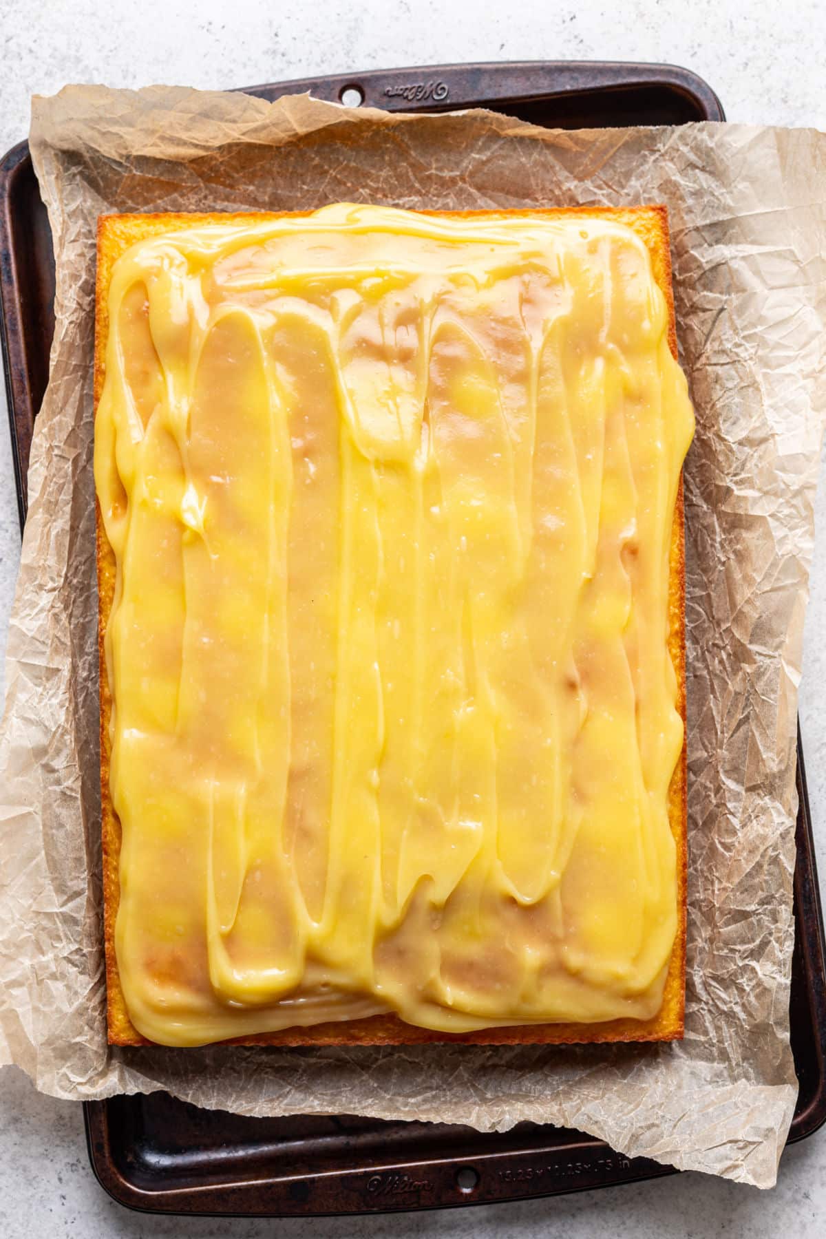 Lemon curd étalé sur un gâteau au citron.