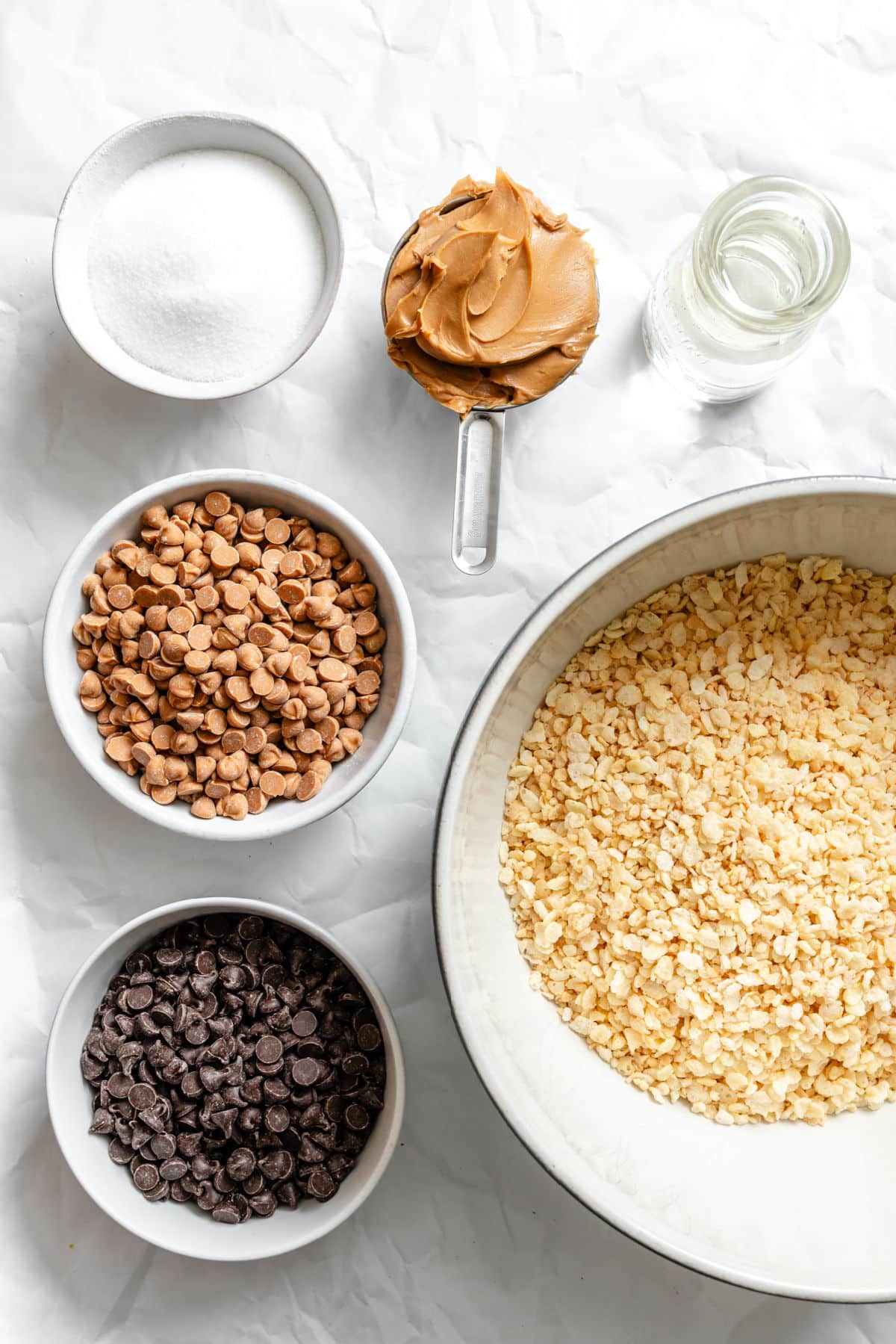 Ingredients for scotcheroos in dishes.