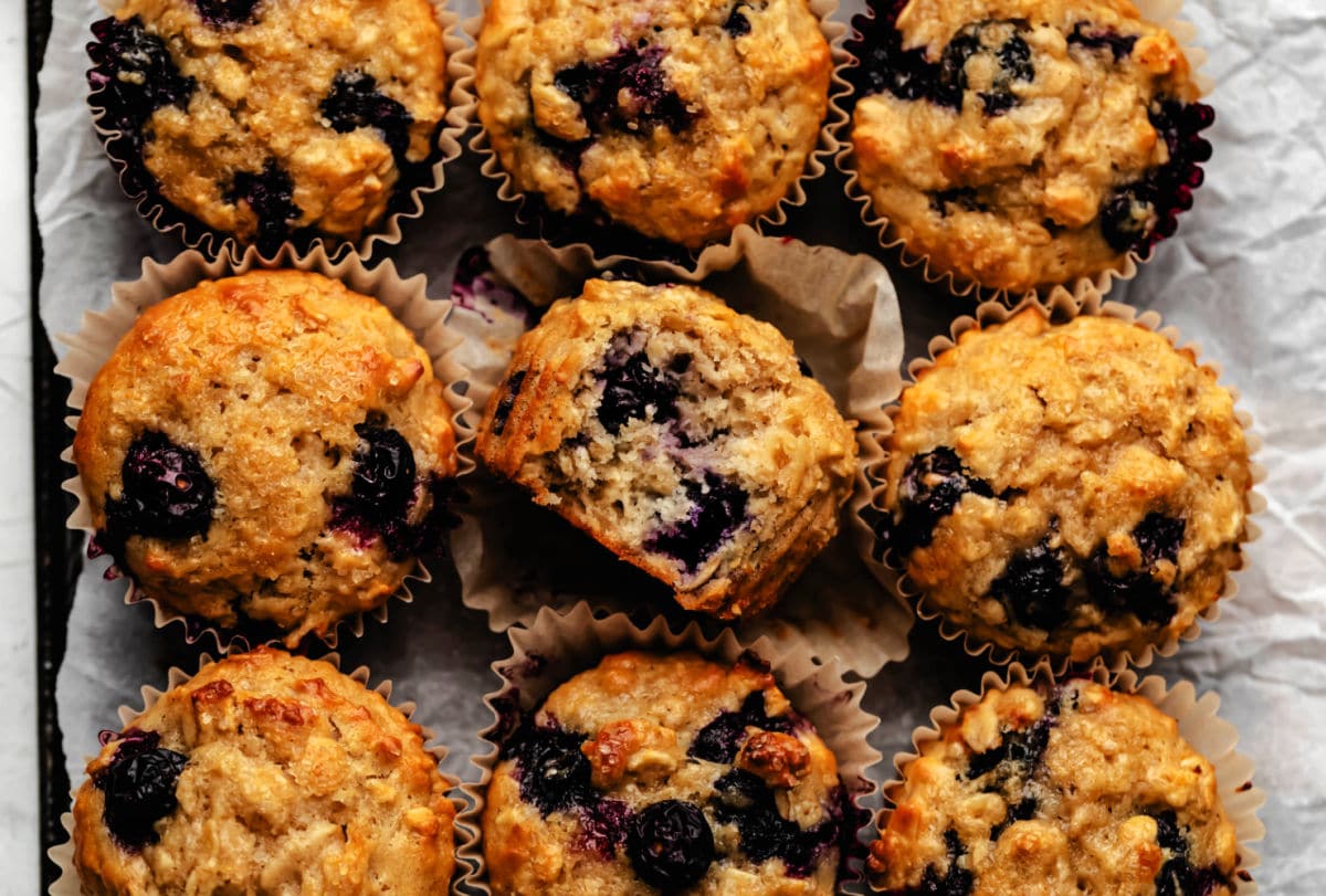 Cake oats berries - I eat the heart Cake oats berries with a missing bite surrounded by more cakes.