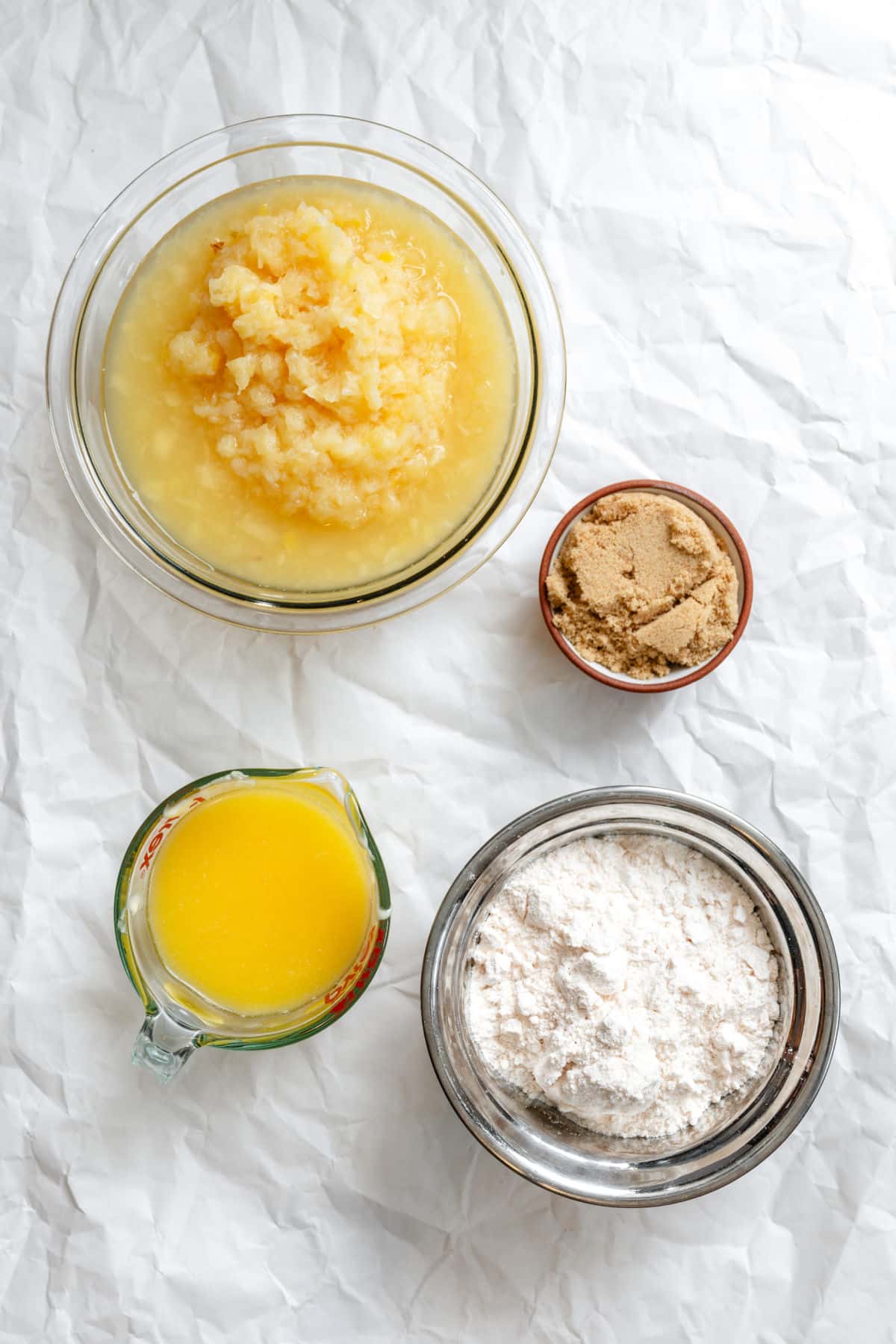 Ingrédients pour le gâteau au ananas dans des plats.