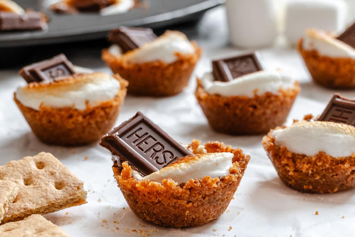 S'Mores cups - I eat the heart S'Mores cups are surrounded by Graham cracking.