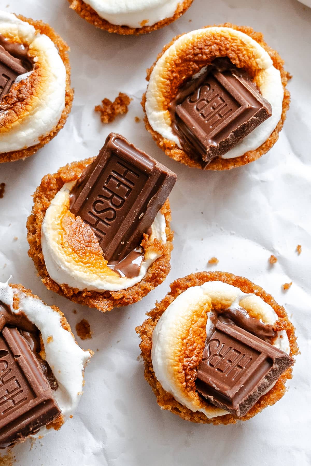 S'Mores cups - I eat the heart Three cups of S'Mores, respectively, on a piece of white parchment paper.