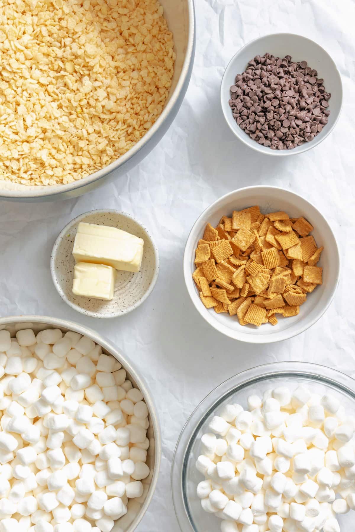 Ingredients for s'mores rice krispie treats in dishes.