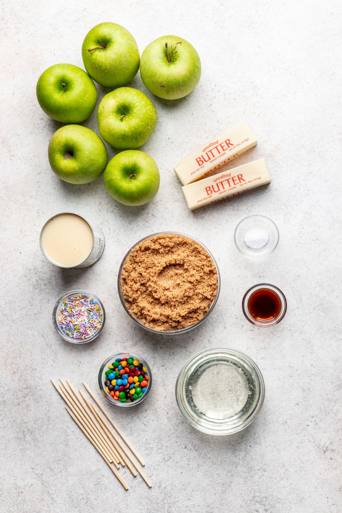 Ingredientes para manzanas de caramelo en platos. 