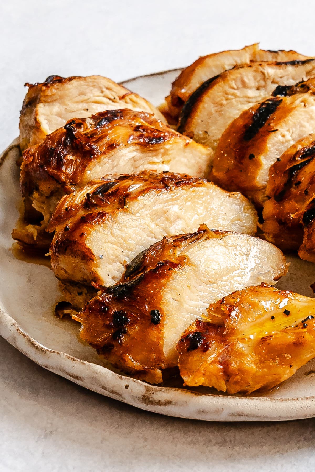 Poulet grillé mariné à la tequila et au citron vert sur une assiette.