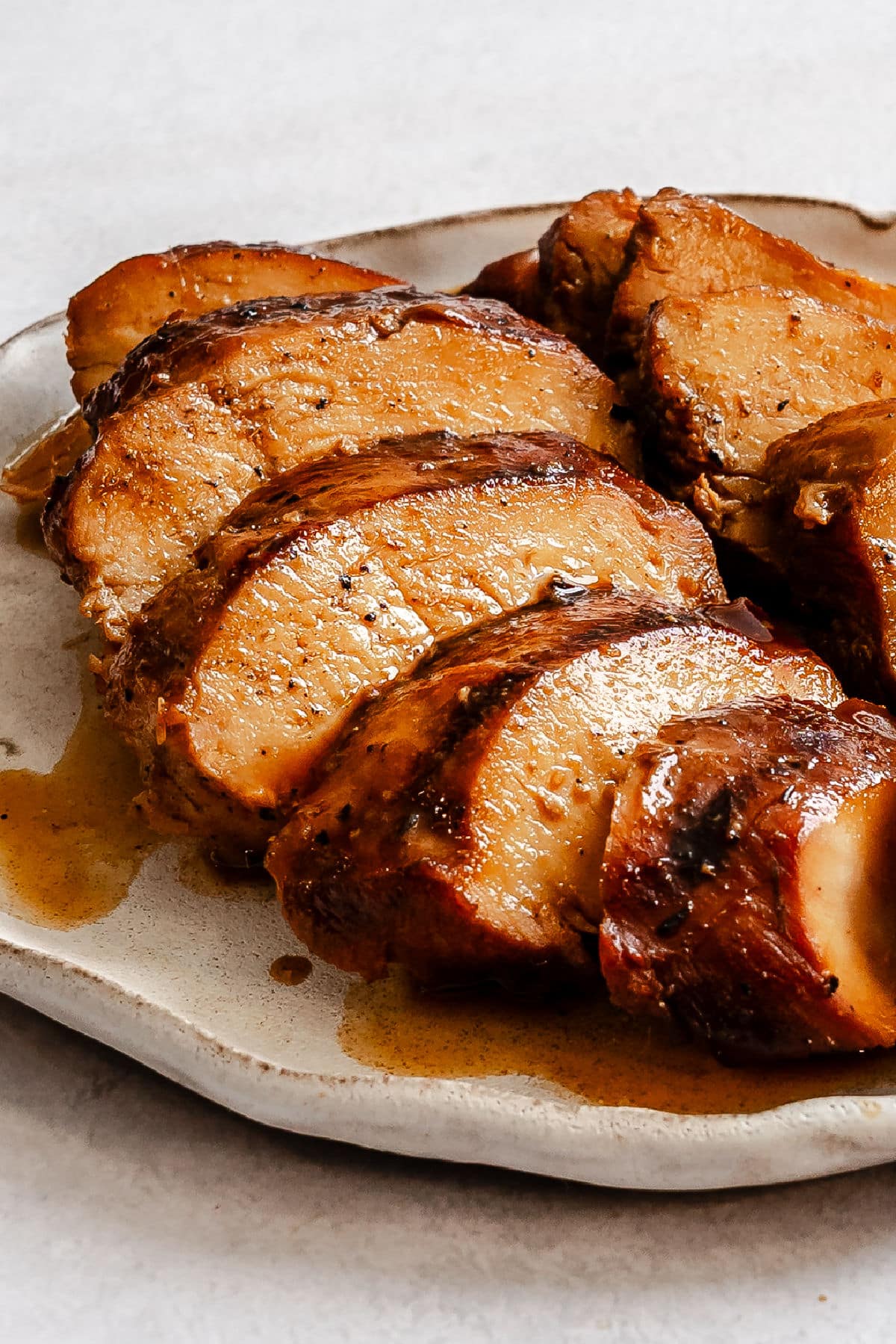 Poulet teriyaki mariné grillé sur une assiette.